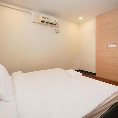 X Go Inn Silom Road -Bts Saint Louis Bangkok Exterior foto