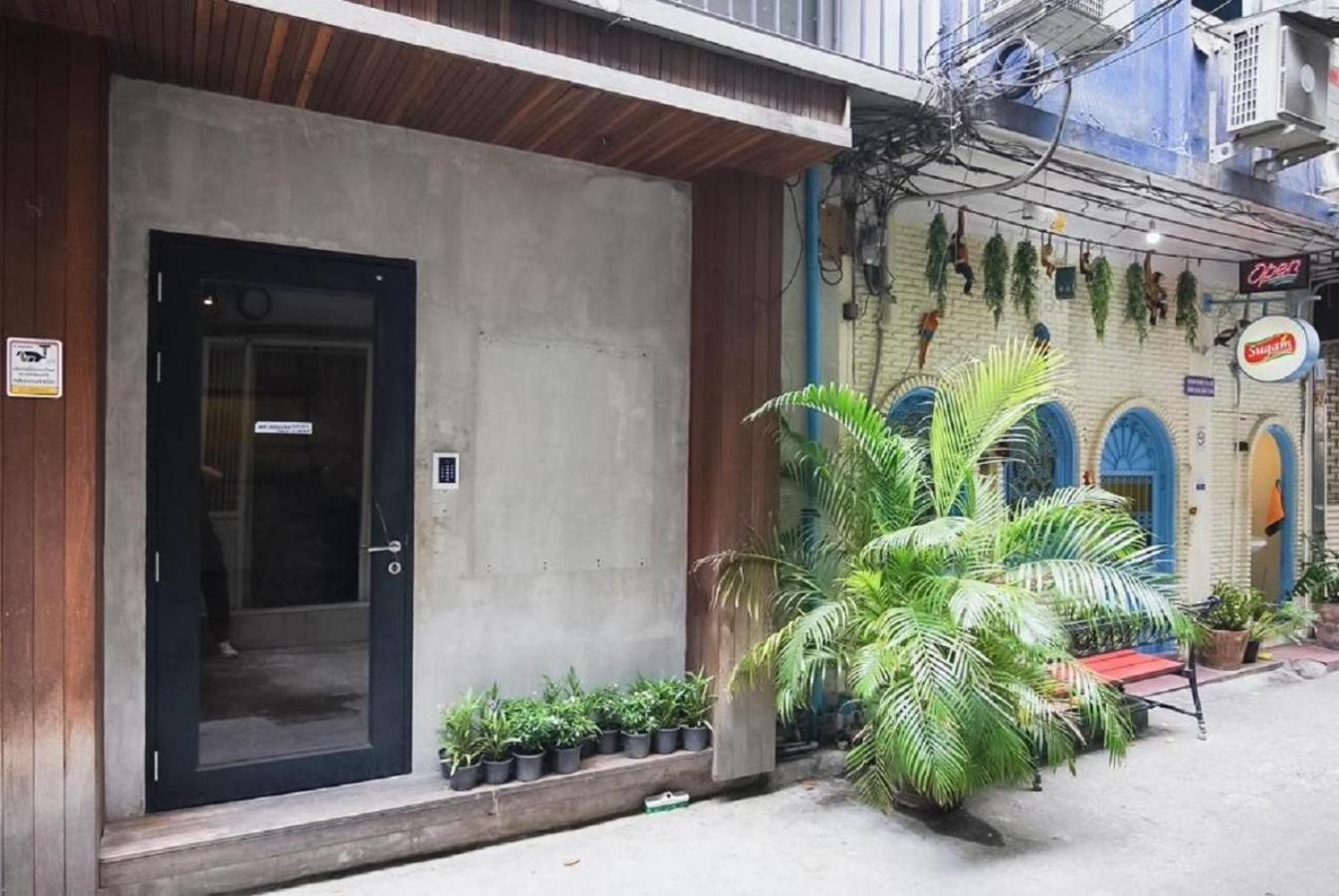 X Go Inn Silom Road -Bts Saint Louis Bangkok Exterior foto