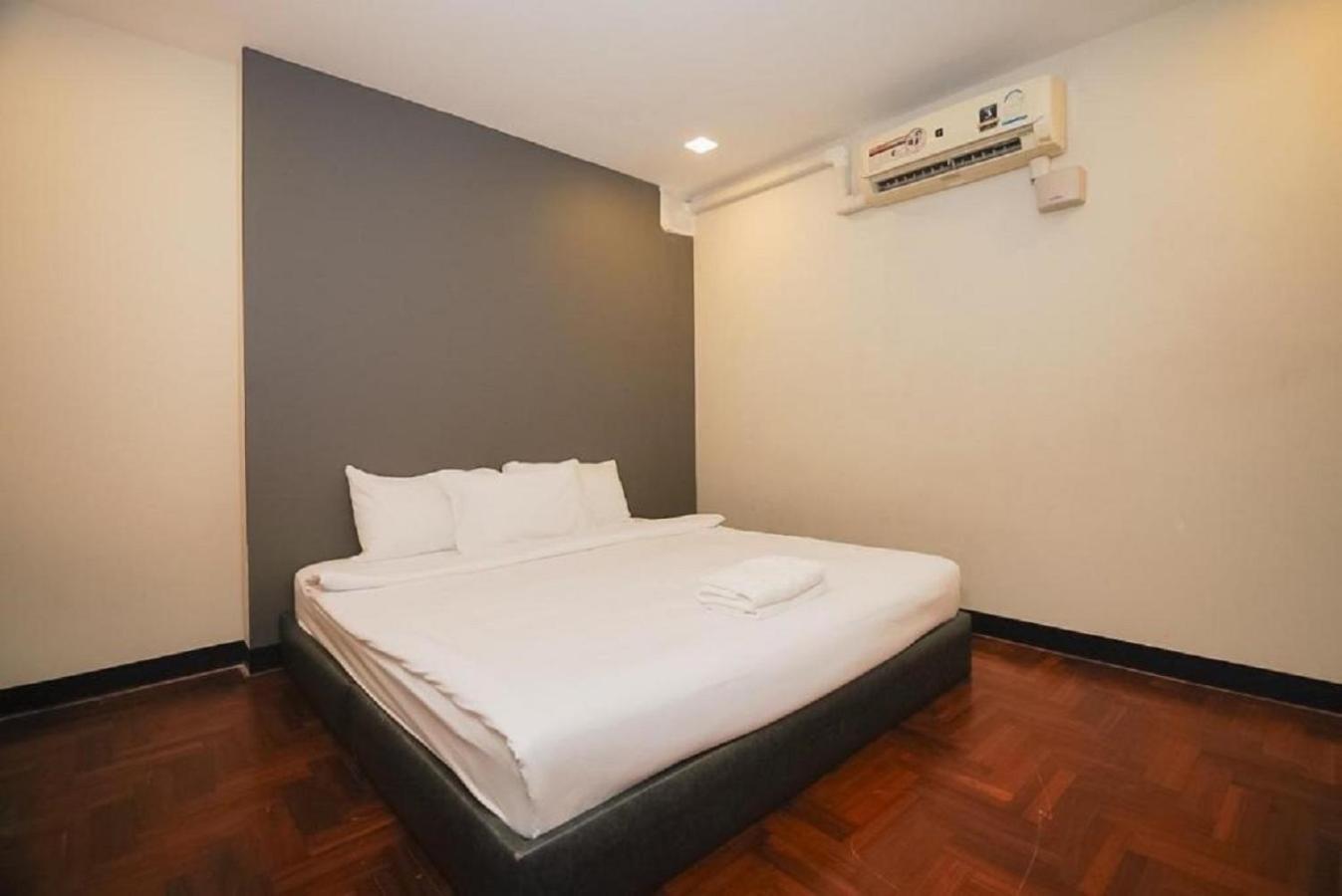 X Go Inn Silom Road -Bts Saint Louis Bangkok Exterior foto