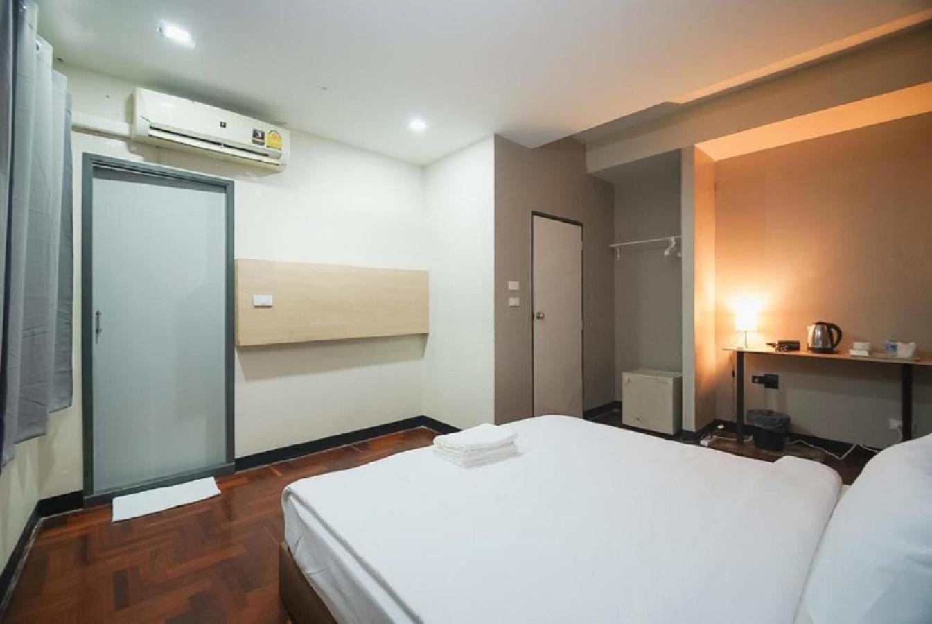 X Go Inn Silom Road -Bts Saint Louis Bangkok Exterior foto