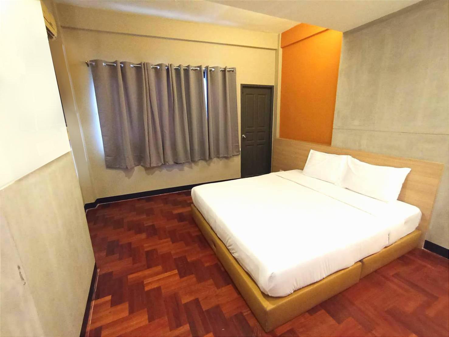 X Go Inn Silom Road -Bts Saint Louis Bangkok Exterior foto